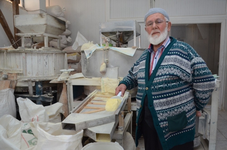 Değirmenci Muhsin Dede Gençlere Taş Çıkartıyor