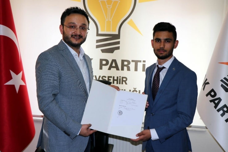 Üniversite Öğrencisi Milletvekili Aday Adayı Oldu