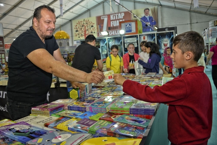 30 Bin Öğrenciye Kitap Fuarı Hediye Çeki