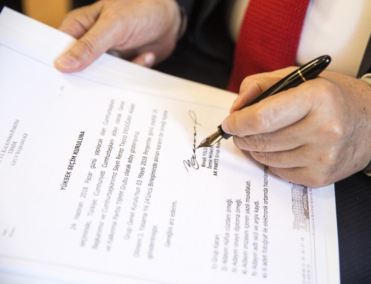 Başbakan Yıldırım, Cumhurbaşkanı Erdoğan’ın Cumhurbaşkanı Adayı Olduğuna Dair Dilekçeyi İmzaladı