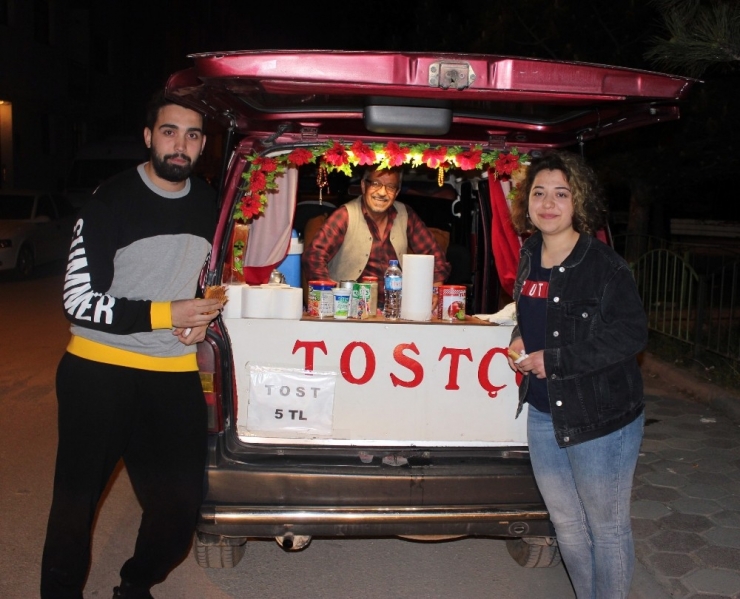 Emekli Maaşı Yetmeyince 60’ında Gece Tostçusu Oldu