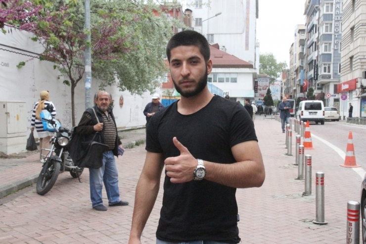 Tramvayda İnsanlık Dersi Veren Genç Iraklı Çıktı