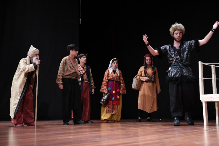 Liseli Öğrencilerden "Deli Dumrul" Oyunu