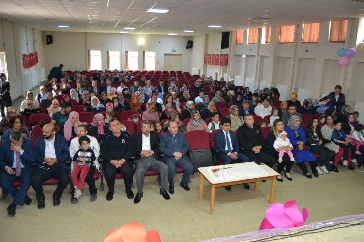 Kur’an Kursu Öğrencilerinden Yıl Sonu Gösterisi