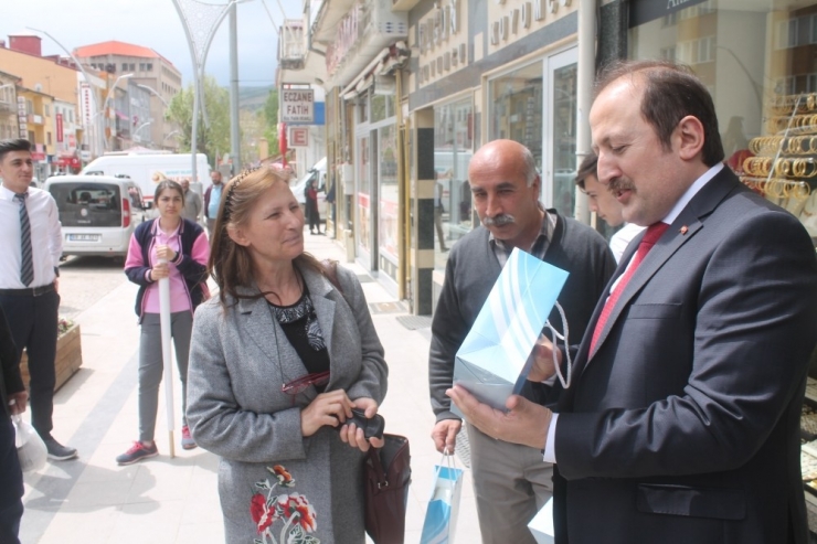 Vali Sokak Sokak Gezip Kitap Dağıttı