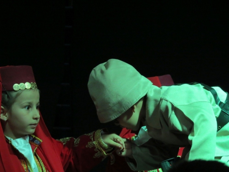 Altıntaş’ta 4-6 Yaş Grubu Öğrencilerinden Sergi Ve Tiyatro Gösterisi