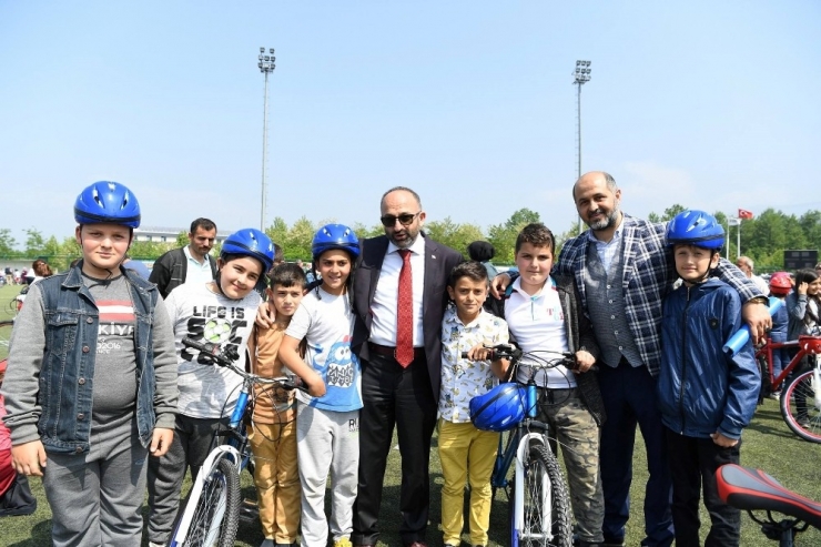 Kartepe’de Bisiklet Dağıtımları Devam Ediyor