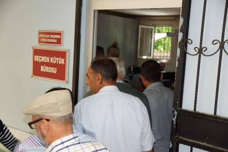 Aydın’da Partililer İmza Vermek İçin Sıraya Girdi