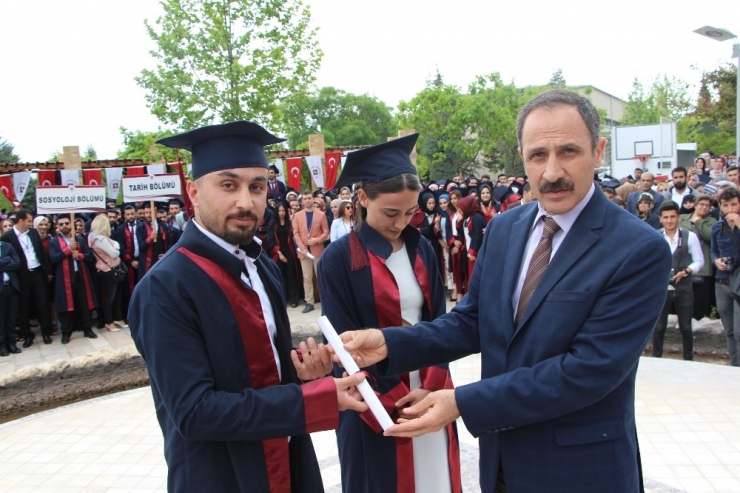 Fü İnsani Ve Sosyal Bilimler Fakültesinde 43. Mezuniyet Töreni