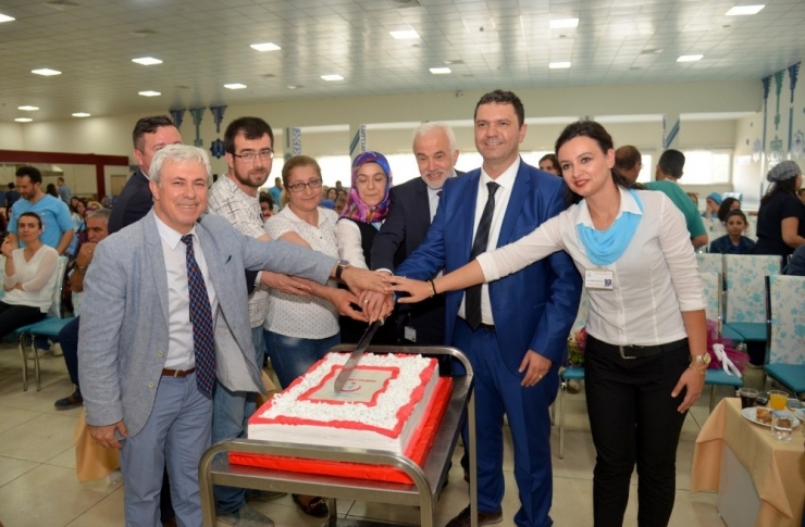 Kadroya Geçen Çalışanlar Sevinçlerini Pasta Keserek Kutladılar