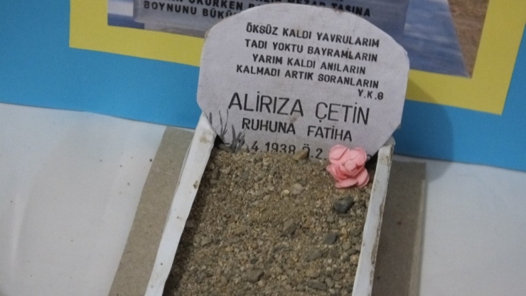 Burhaniye’de Liseli Gençler Mezar Taşlarını İnceledi