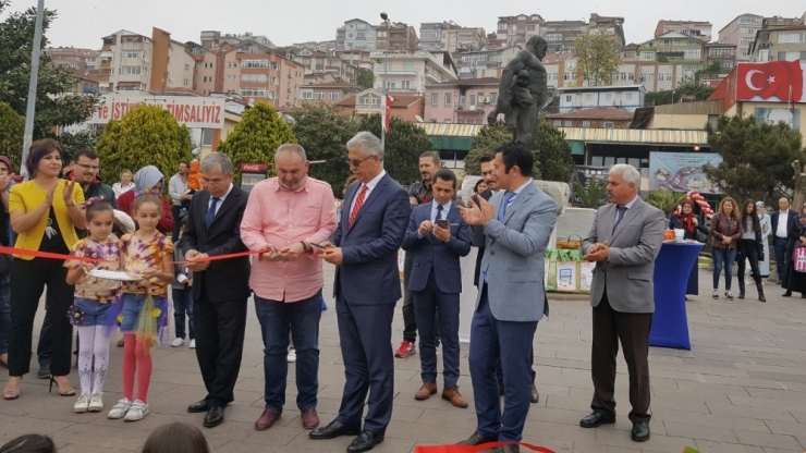 Öğrenciler Resimlerini Sokakta Sergiledi