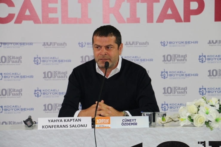 Gazeteci Cüneyt Özdemir, Kocaeli Kitap Fuarı’nda Mesleğini Anlattı