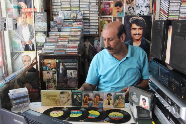Kasetlere İlgi Azalınca Taş Plak Koleksiyonunu Sattı