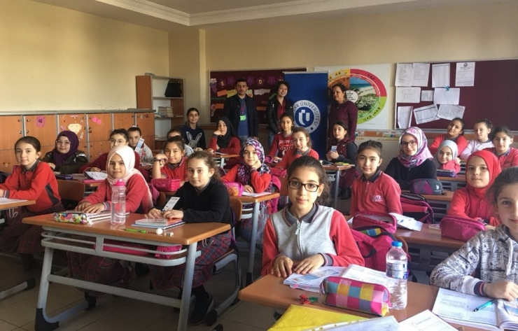 Uşak Üniversitesi Öğrencileri Çocuklarda Takım Ruhu Oluşturdular