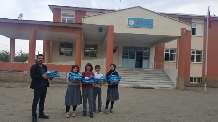 Öğrencilerden, Öğrencilere Kırtasiye Desteği