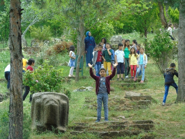 İlkokul Öğrencileri, Gezdikleri Tarihi Harabede Halay Çekti