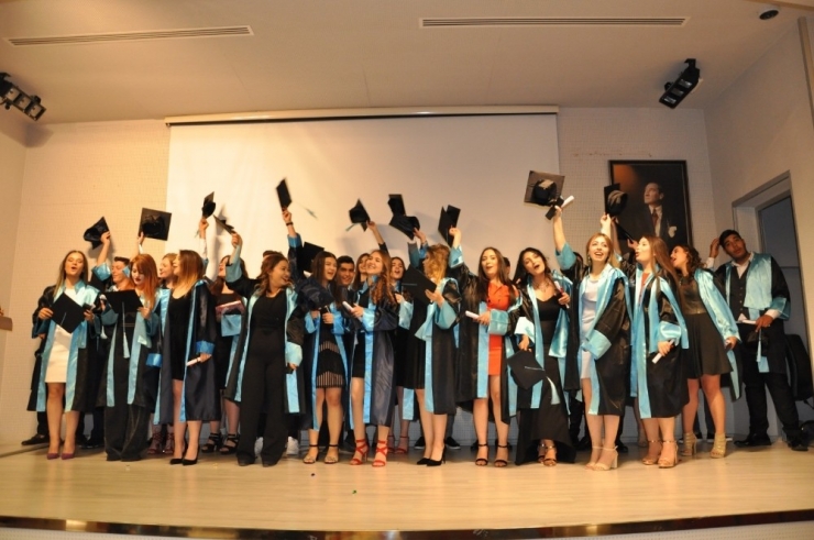 Yeni Sağlıkçılar Mezuniyetlerini Kep Fırlatarak Kutladı