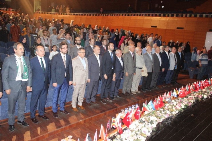 ‘Bursa Dünyaya İlahiyatçı Yetiştiriyor’ Programında Yabancı Öğrencilerden Gösteri