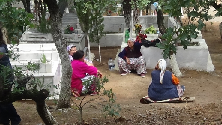 Hıdırellez Nedeniyle Mezarlıkta Buluştular