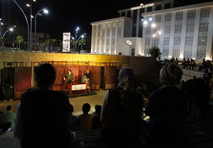 Döşemealtı Kent Meydanı’nda Tiyatro Oyunu Sahnelendi