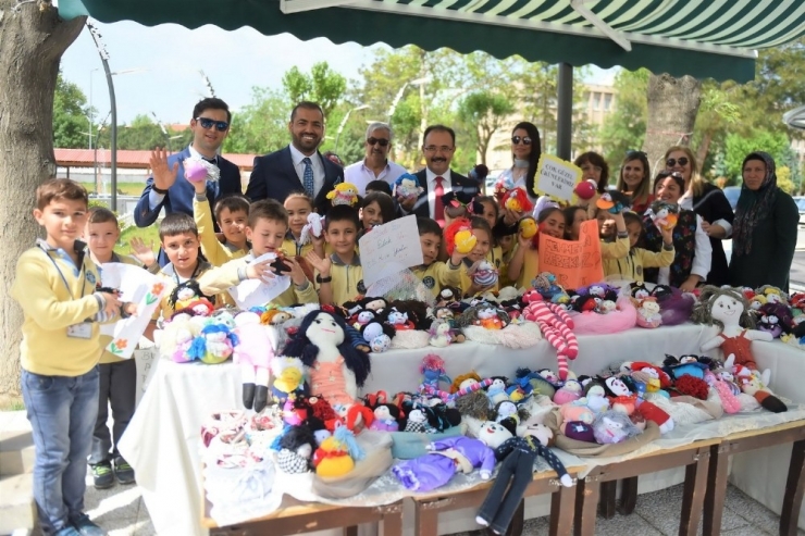 Atık Kumaş, İplik Ve Düğmeler Bez Bebeğe, Bez Bebekler Desteğe Dönüştü