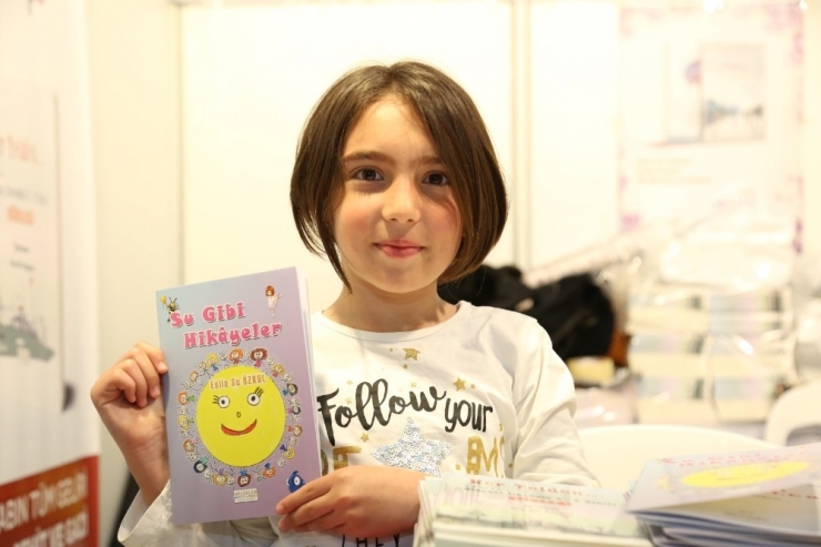 Öğretmen İle Öğrencisi Yazdıkları Kitapları İmzaladı