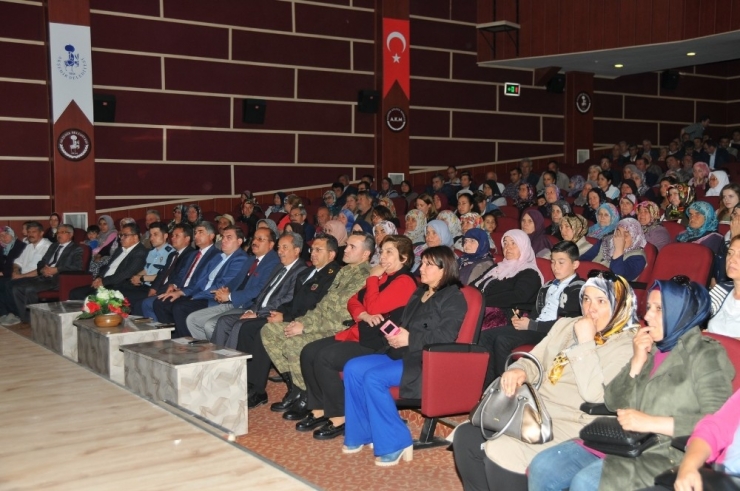 Okuryazarlık Seferberliği Projesinde Kursa Katılanlara Sertifika