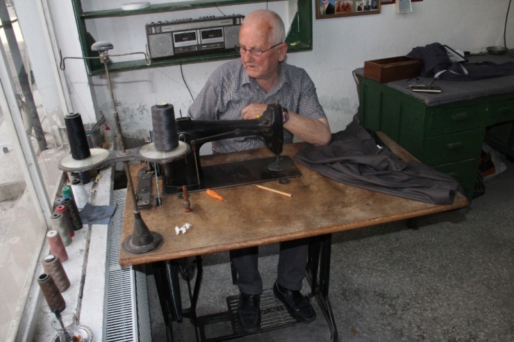 Bir Asırlık Makine İle 70 Yıldır Terzilik Yapıyor