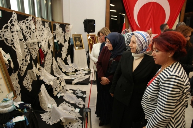 Kâğıdı Sanata Dönüştüren, El Emeği Göz Nuru Eserler Sergiledi