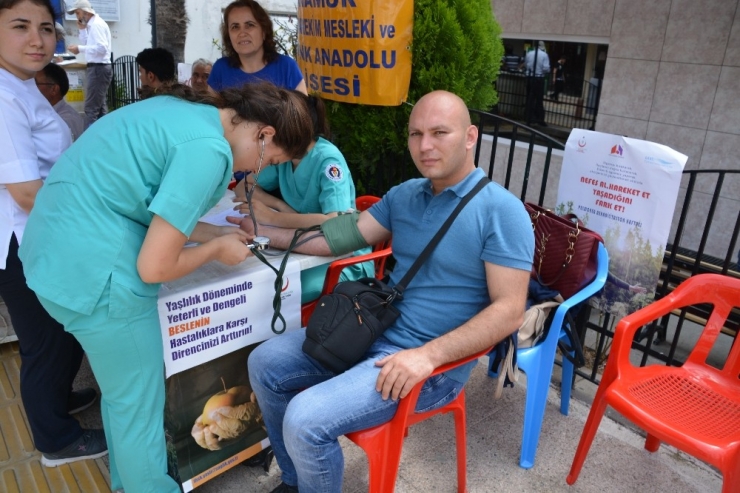 Anamur’da Hemşire Adayları Tansiyon Ölçtü
