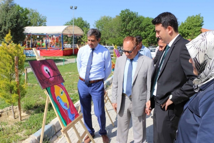 Öğrencilerinden Resim Sergisi