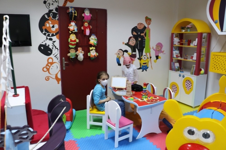 Kemoterapi Tedavisi Gören Çocuklar Sıkılmadan Tedavi Oluyor