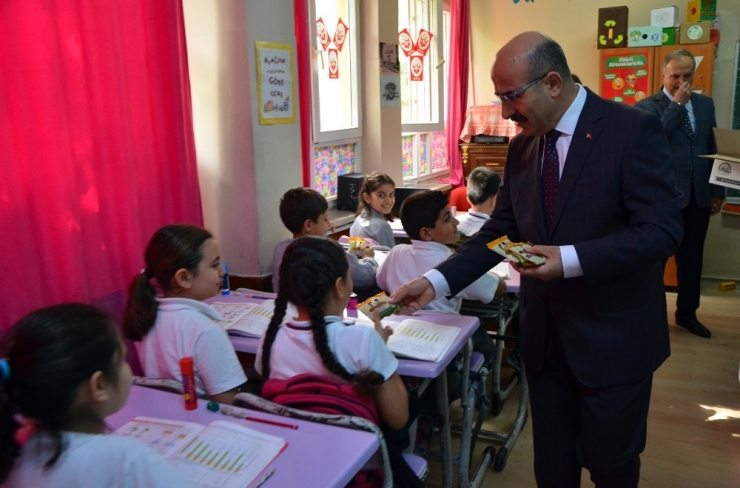 Adana’da Okullarda Kuru Üzüm Dağıtımı Yapıldı