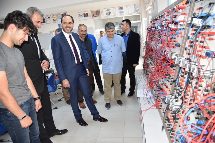 Başkan Ayaz, İlçede Faaliyet Gösteren Okulları Ziyaret Etti