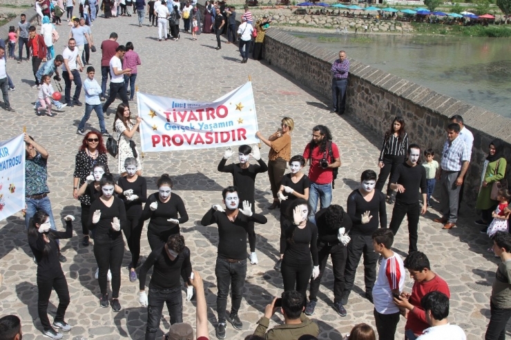 Pandomim Atölyesi On Gözlü Köprüde Gösteri Düzenledi