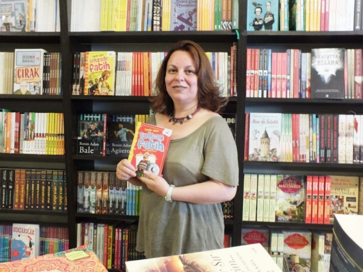 İzmirli Yazar Karelmas’ı Yazdı