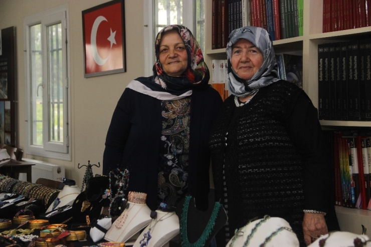 Bu Kadınlar Hem Öğreniyor Hem De Para Kazanıyorlar