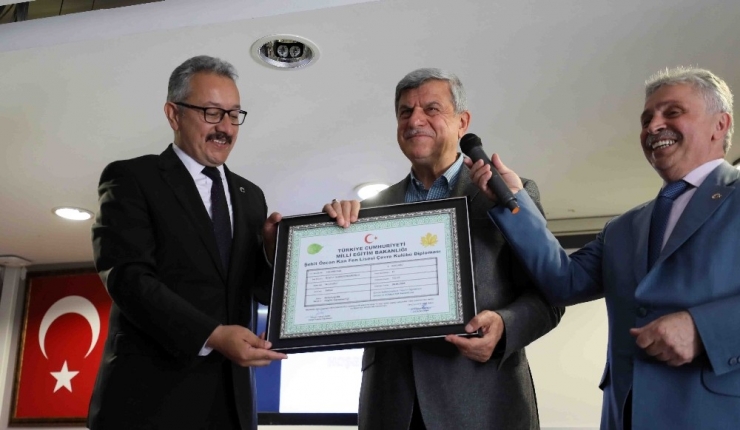 Öğrencilerden Başkan Karaosmanoğlu’na Çevre Kulübü Diploması