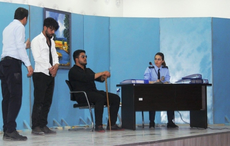 Erciş’te Tiyatro Gösterisi