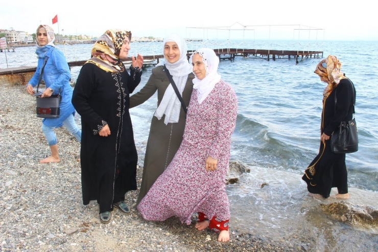 Batmanlı Anneler Hayatlarında İlk Defa Uçağa Binip Denize Girdi