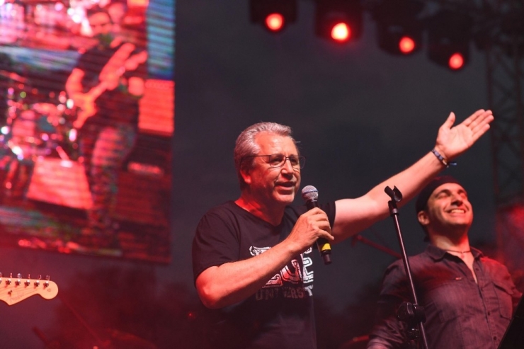 Prof. Dr. Budak Rock Konserinde Sahne Aldı