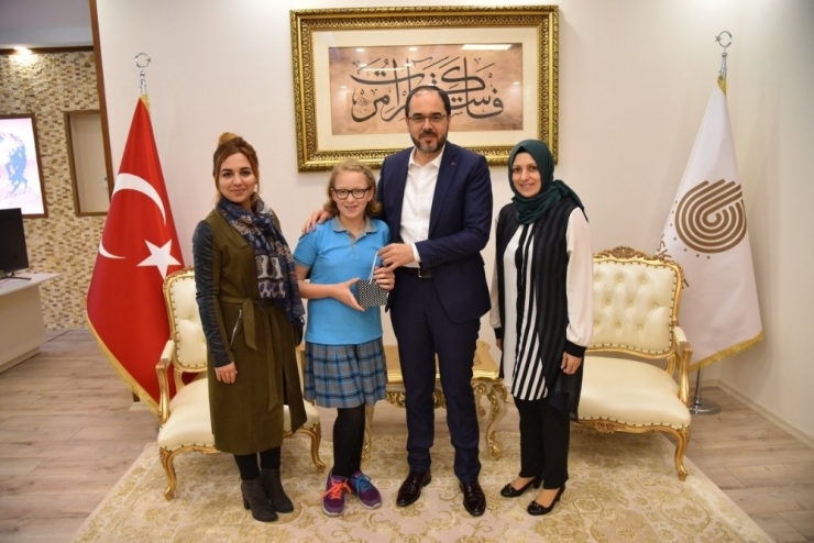 Başiskele’nin Başarılı Öğrencileri Başkan Ayaz’ı Ziyaret Etti