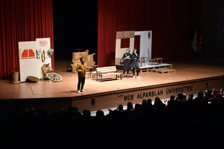 Muş’ta “Komşu Köyün Delisi” Sahnelendi