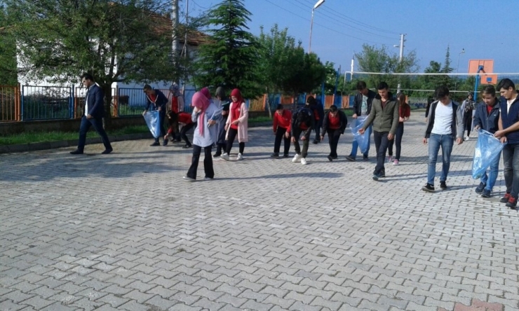Öğrenciler Her Gün Çevre Temizliği Yaparak Güne Başlıyorlar