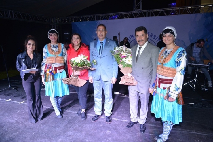 Türk Halk Müziği Konseri Ve Halk Dansları Büyüledi