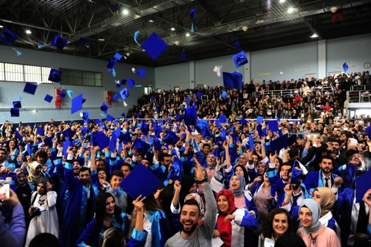 Yyü’de Mezuniyet Sevinci