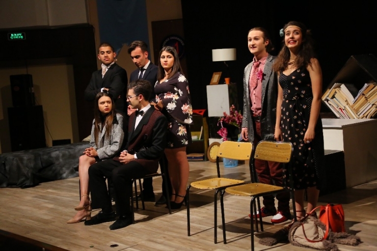 Öğrenciler, Tiyatro Festivali’nde Buluştu