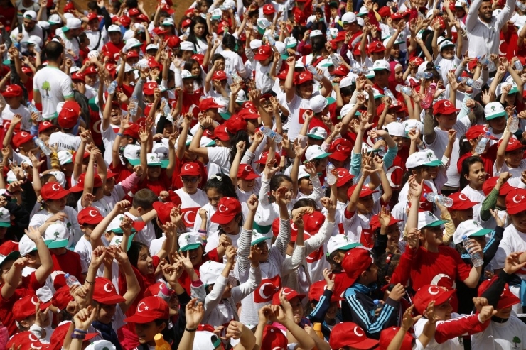 Binlerce Öğrenci Sağlıklı Yaşam İçin Yürüdü