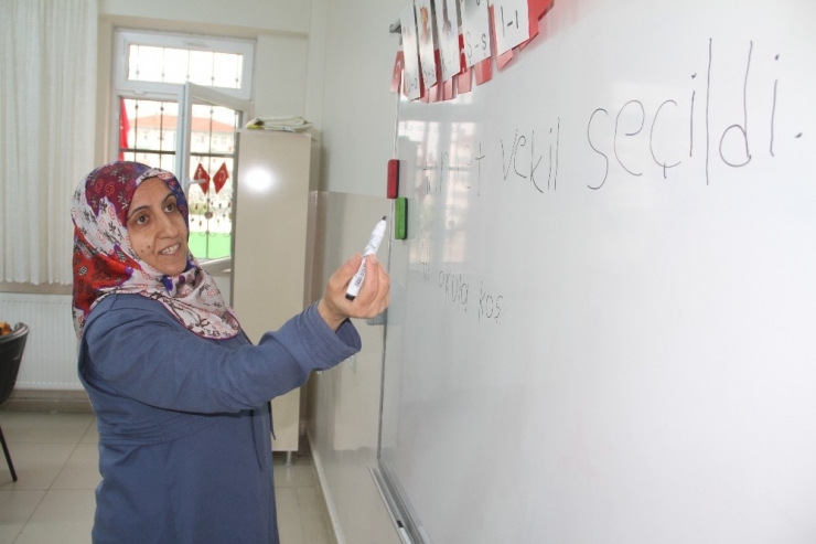 Formu Dolduramadı, 45’inde Okuma Yazma Öğrendi